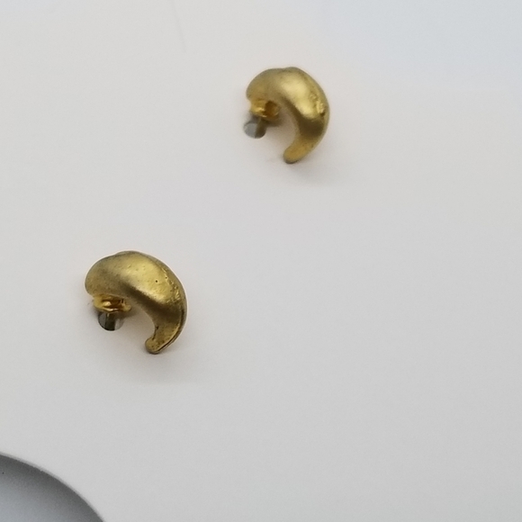 gold tone curl earrings - Picture 5 of 8